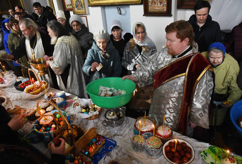 Прихожане и священнослужители на освящении куличей в Князь-Владимирском соборе в Санкт-Петербурге