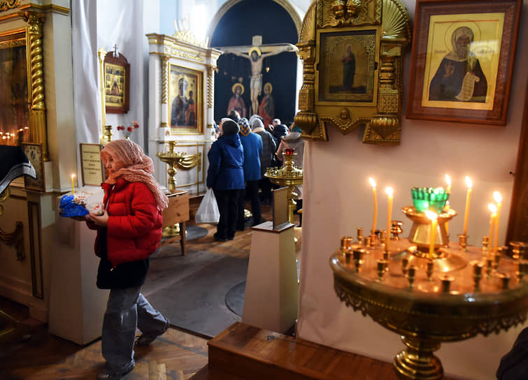 Прихожане освящают куличи в Князь-Владимирском соборе в Санкт-Петербурге