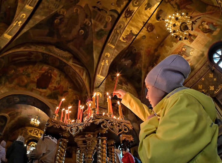 Освящение пасхальной снеди в храме Рождества Пресвятой Богородицы в Крылатском в Москве