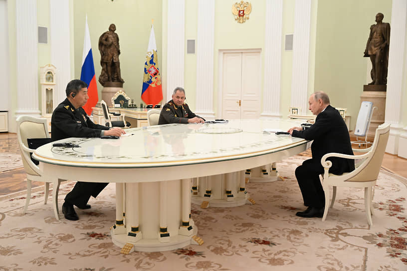 Слева направо: Ли Шанфу, Сергей Шойгу и Владимир Путин