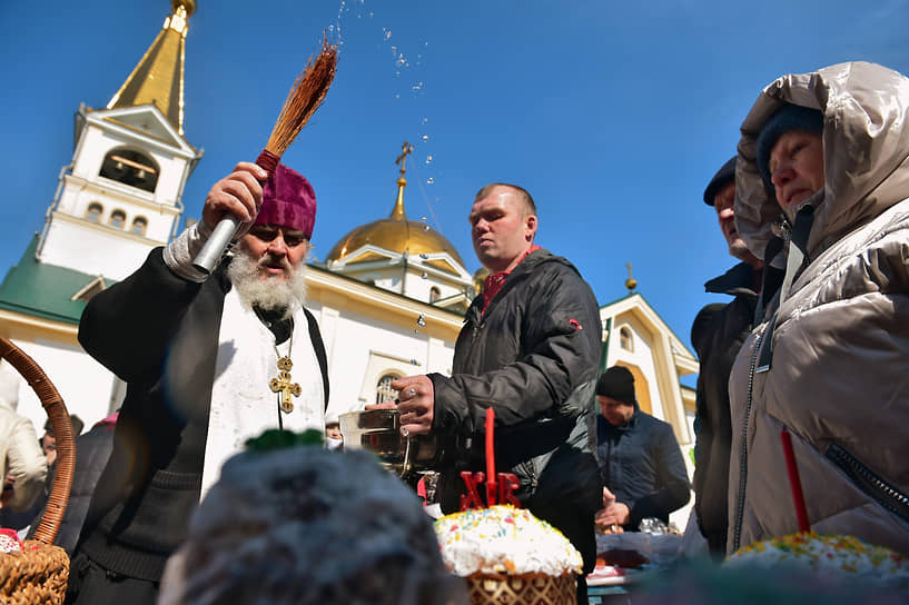Верующие у Вознесенского кафедрального собора в Новосибирске