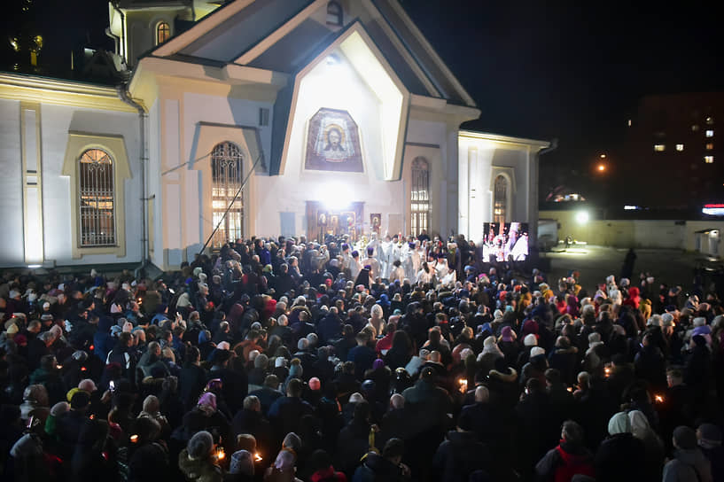 Крестный ход и пасхальное богослужение в Вознесенском кафедральном соборе Новосибирска