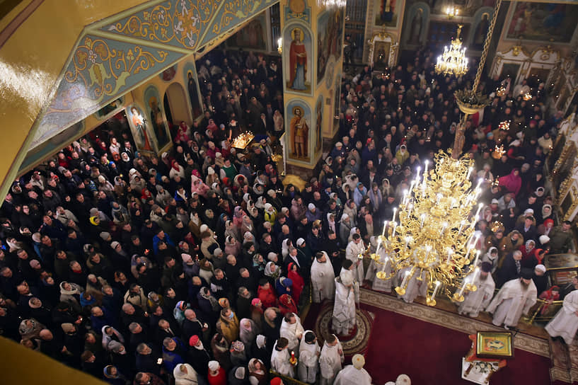 Верующие в Вознесенском кафедральном соборе Новосибирска