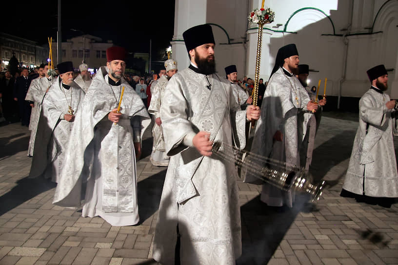 Священнослужители во время крестного хода на пасхальном богослужении в Ростовском кафедральном соборе Рождества Пресвятой Богородицы