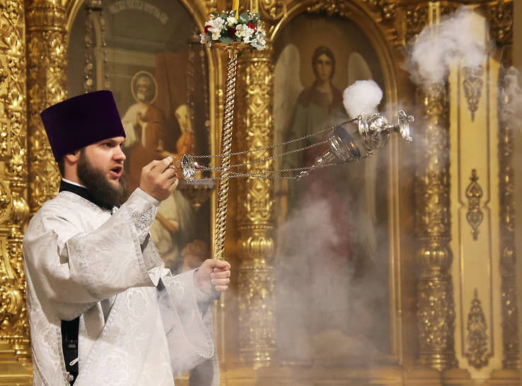 Дьякон на пасхальном богослужении в Ростовском кафедральном соборе Рождества Пресвятой Богородицы