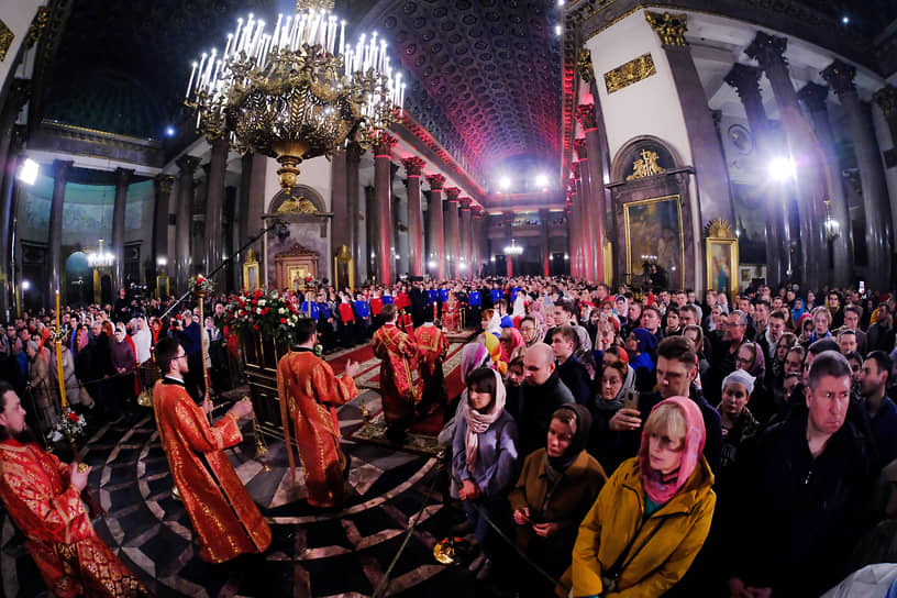 Прихожане в Казанском соборе в Санкт-Петербурге