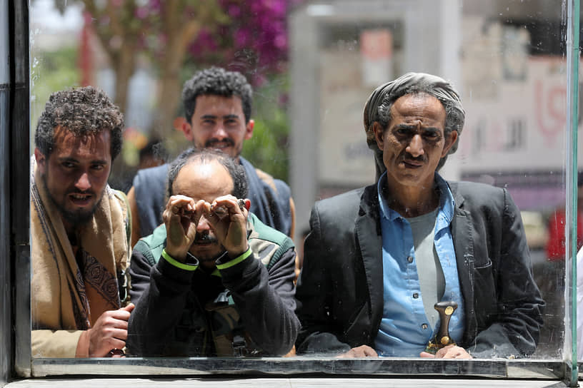 Сана, Йемен. Родственники пленных, освобожденных в результате обмена между йеменскими повстанцами-хуситами и правительственными силами, ожидают их в аэропорту