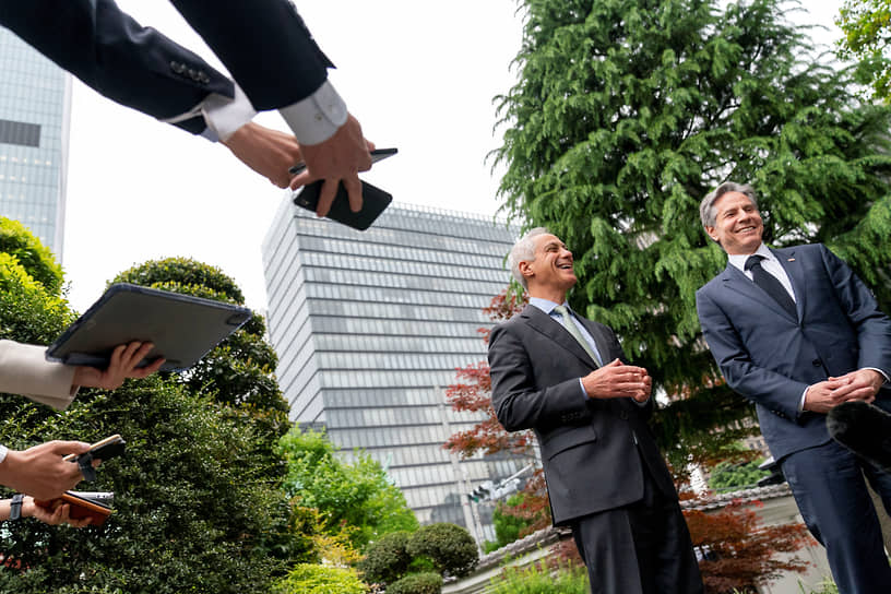 Токио, Япония. Американский посол в Японии Рам Эмануэль в сопровождении госсекретаря США Энтони Блинкена (справа)