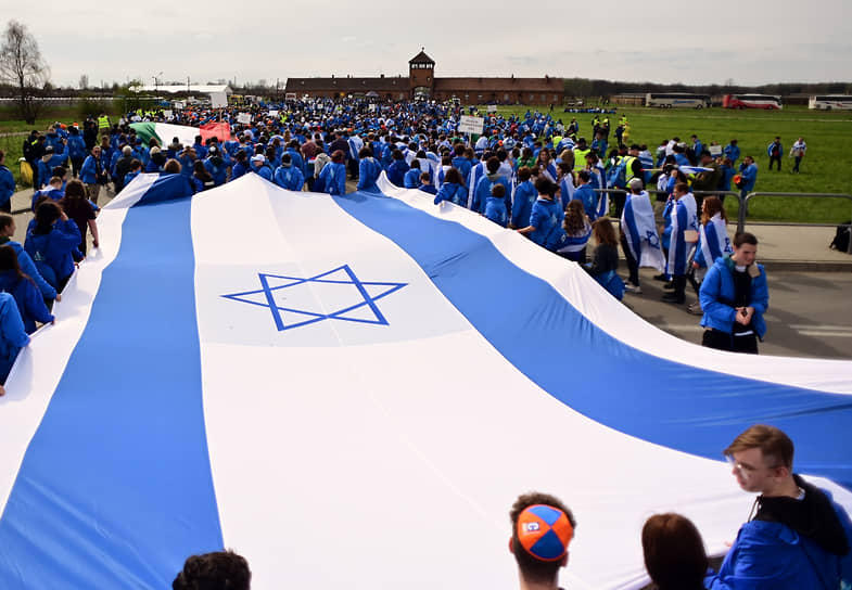 Участники шествия с флагом Израиля 