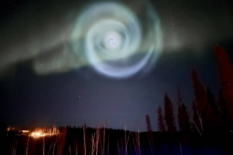 Жители Аляски наблюдали таинственную небесную спираль
