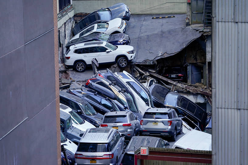Нью-Йорк, США. Поврежденные при обрушении многоуровневой парковки автомобили