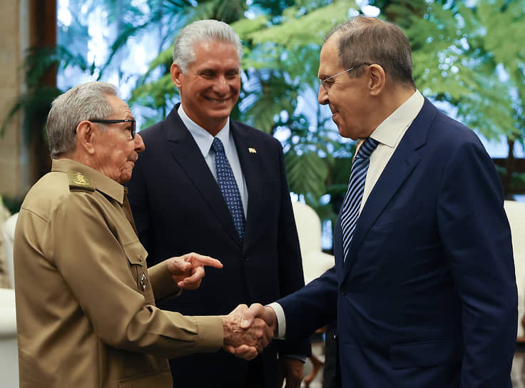 Слева направо: бывший кубинский лидер Рауль Кастро, нынешний кубинский лидер Мигель Диас-Канель и глава МИД РФ Сергей Лавров