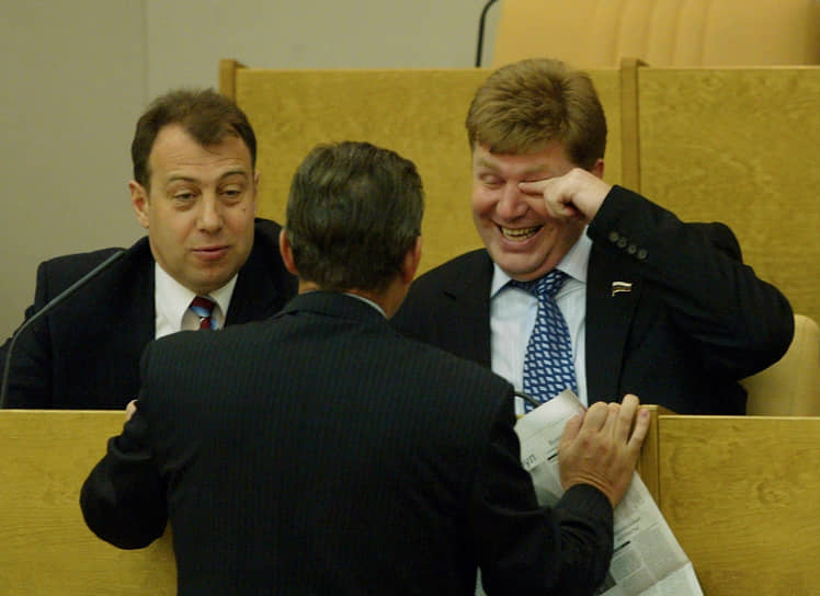Экс-депутата Госдумы Евгения Трепова (справа) следствие обвиняет в растрате средств его же Конфидэнс-банка