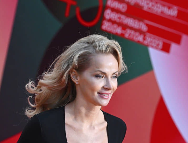 Актриса Полина Борунова на красной дорожке перед началом церемонии открытия ММКФ в Московском театре мюзикла