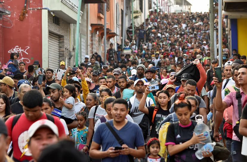 Тапачула, Мексика. Толпа мигрантов направляется в Мехико