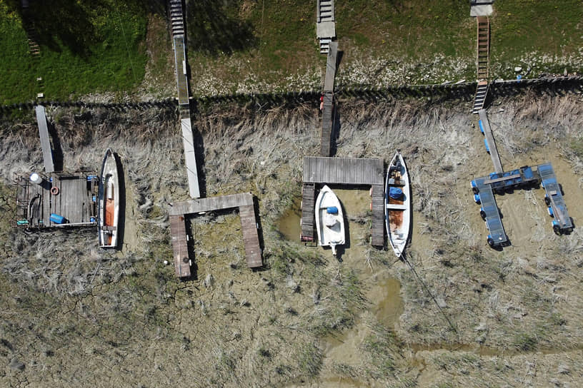 Торричелла, Италия. Лодки пришвартованы на берегу обмелевшей из-за засухи реки По