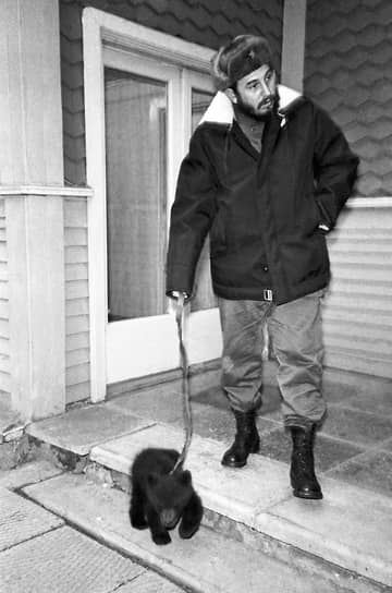 Иркутские охотоведы подарили Фиделю Кастро медвежонка, которого назвали Байкалом. Животное улетело с новым хозяином на Кубу, но так и не смогло адаптироваться к местному климату