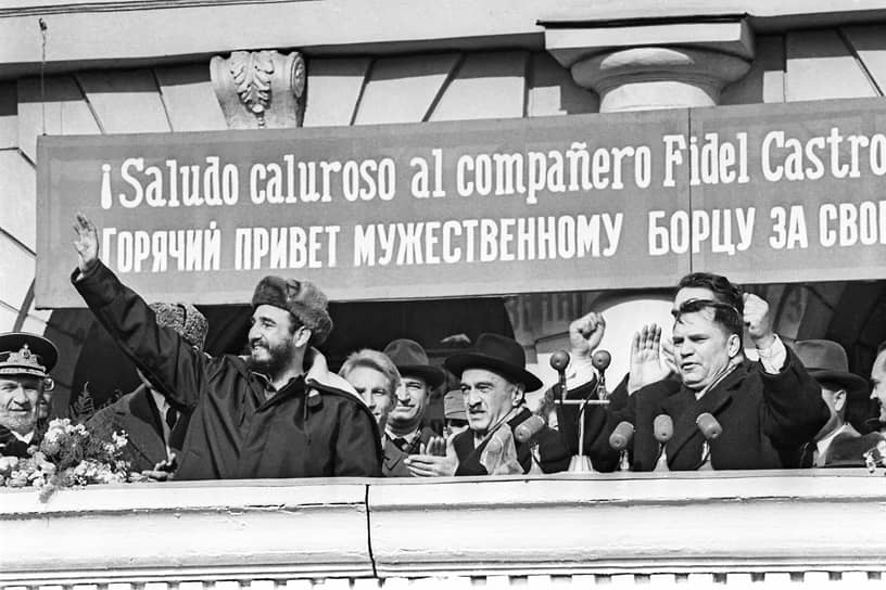В поездке по Кольскому полуострову Кастро сопровождал первый зампредседателя Совмина СССР Анастас Микоян (на фото — в центре)