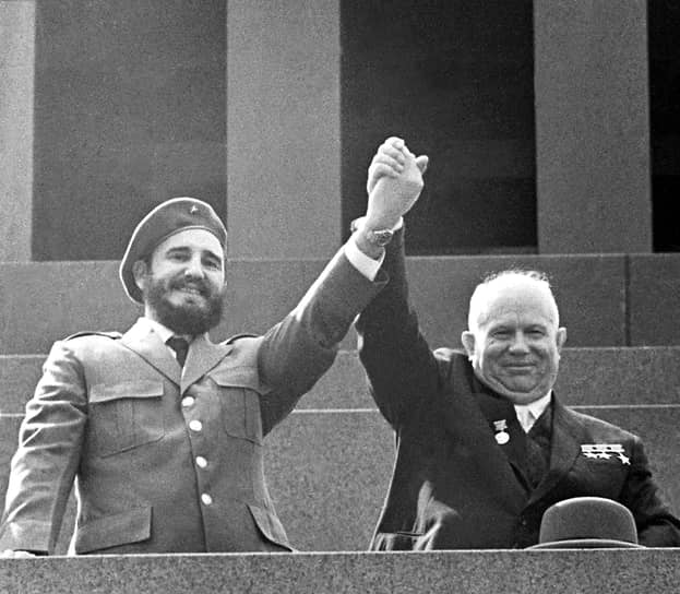 «Руки прочь от революционной Кубы!» — речь Хрущева (на фото справа) на первомайской демонстрации неоднократно обрывалась из-за аплодисментов