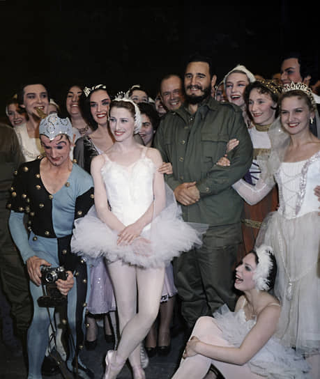 После показа «Лебединого озера» в Большом театре кубинец познакомился с артистами балета и примой-балериной Майей Плисецкой (в центре)