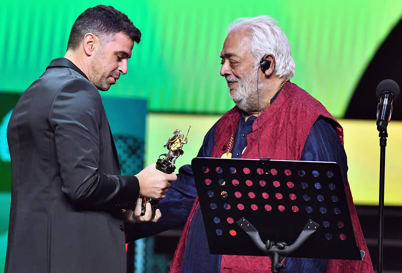 Бразильский режиссер Франсиско Папарелья получил главную награду фестиваля — «Золотого святого Георгия» — за фильм «Три брата»