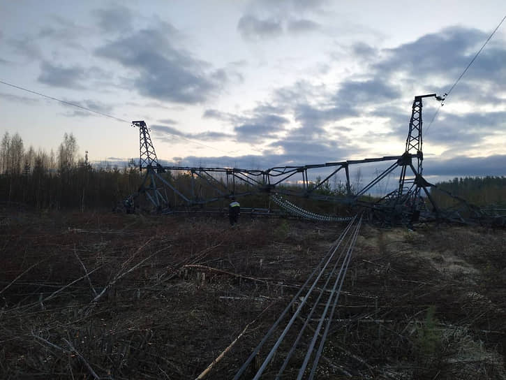 Последствия взрыва опоры ЛЭП в Ленинградской области