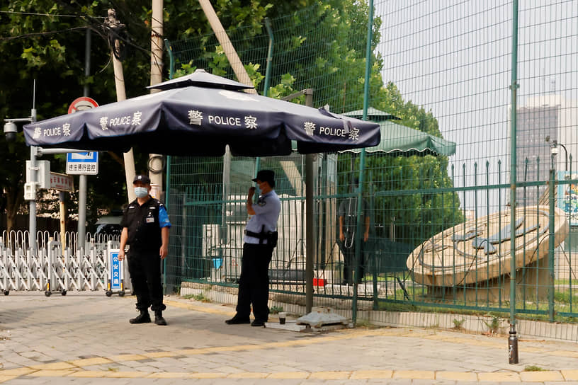 Полицейские возле посольства США в Пекине