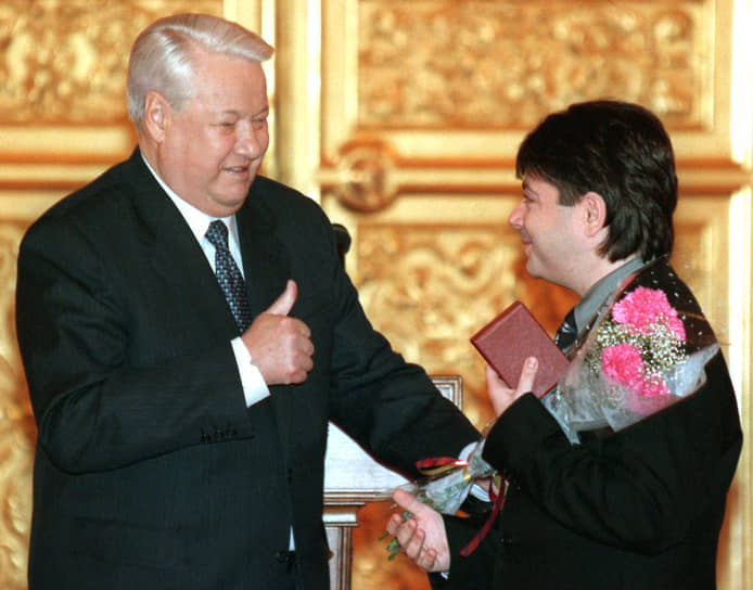 В 1999 году за заслуги в развитии отечественной моды президент России Борис Ельцин (слева) присвоил модельеру звание заслуженного деятеля искусств Российской Федерации