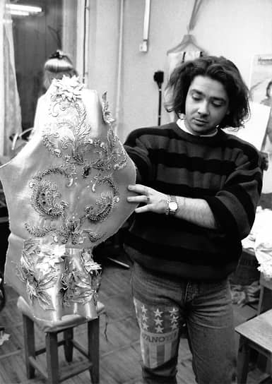 Модельер обрел мировую известность в 1991 году, когда на Неделе высокой моды в Париже представил коллекцию «Фаберже» (на фото). Один из экземпляров платья был передан в Лувр