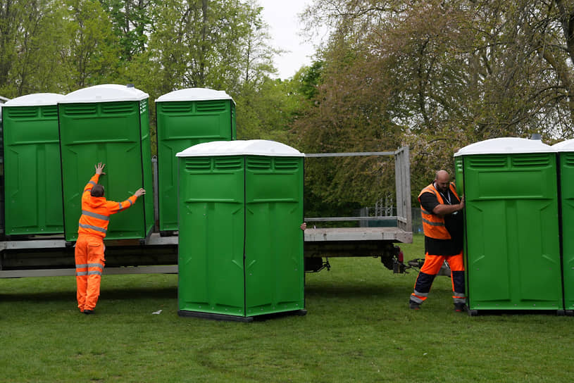 Лондон. Рабочие устанавливают биотуалеты в парке Сент-Джеймс в преддверии коронации Карла III
