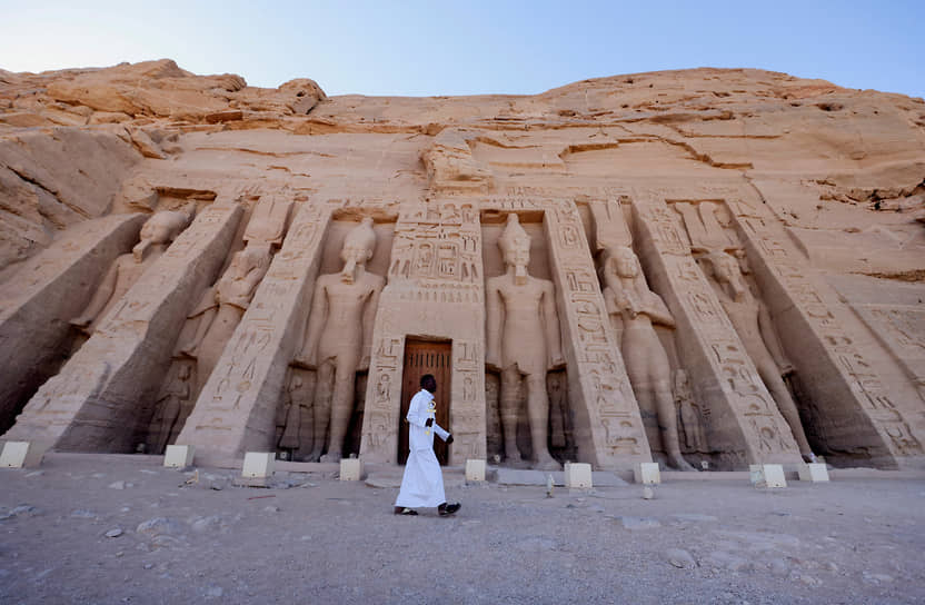 Асуан, Египет. Ворота древнеегипетского храма, высеченного в скале Абу-Симбел