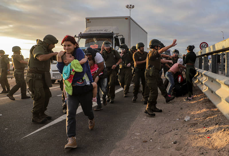 Арика, Чили. Разгон мигрантов, заблокировавших шоссе на границе Чили и Перу