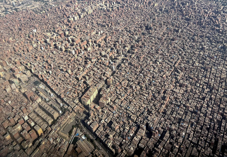 Каир. Вид из окна самолета на густонаселенный район города 