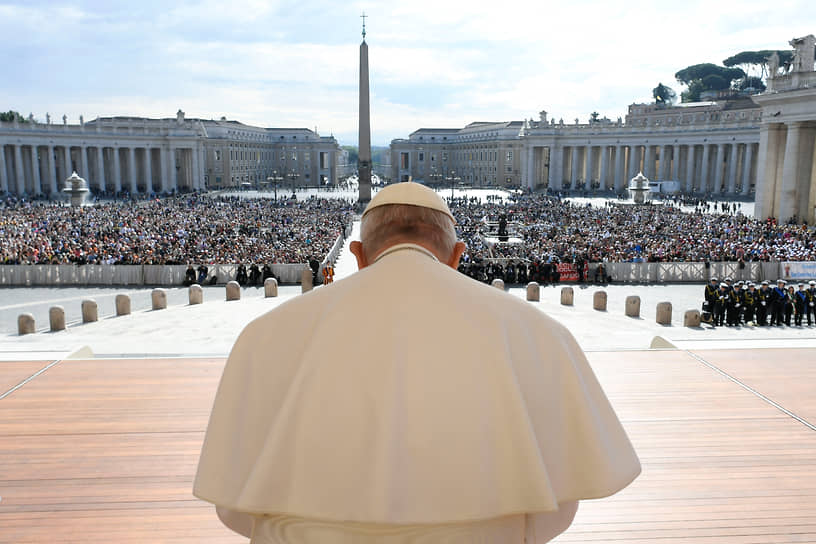 Ватикан. Папа Франциск на еженедельной общей аудиенции на площади Святого Петра 
