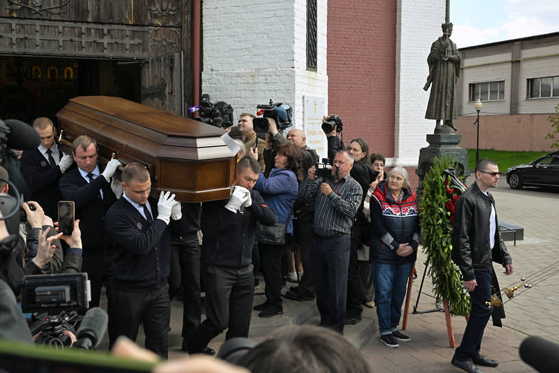 Церемония прощания и отпевание прошли в Соборе Троицы Живоначальной в подмосковном городе Щелково. Траурное мероприятие посетили около 1 тыс. человек