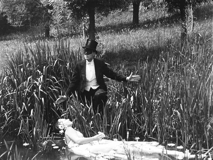 &lt;b> «Месье Фантомас», 1937 год&lt;/b> &lt;br>    
17-минутный черно-белый экспериментальный фильм — единственный кинематографический опыт бельгийского писателя Эрнста Мермана. В этой ленте лицо Фантомаса прикрывает полумаска, а голову — цилиндр. Картина тяготеет к сюрреализму, поскольку в какой-то момент главный герой, которого сыграл Леон Смет — отец французского певца Джонни Холлидея, превращается в контрабас
