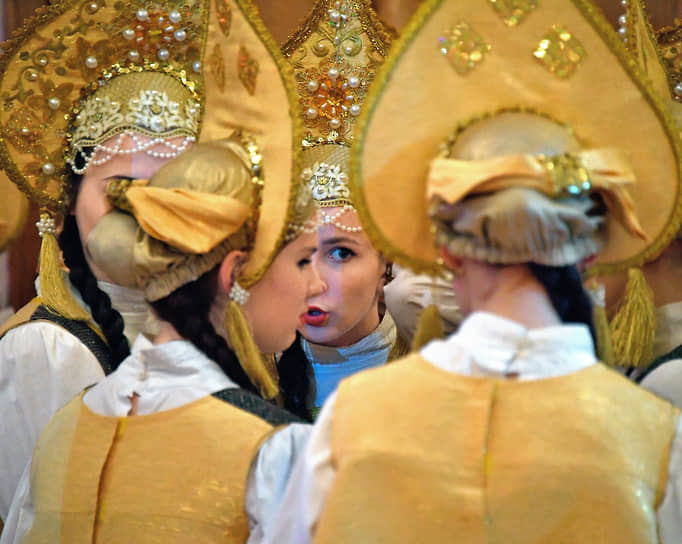 Москва. Участницы танцевального ансамбля перед началом выступления на первомайском мероприятии профсоюзов 