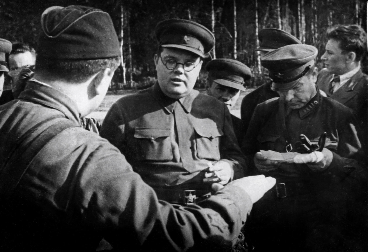 «6 мая 1943 года на Калининский фронт приехала комиссия ГКО во главе с товарищем Щербаковым (на фото — в центре)»