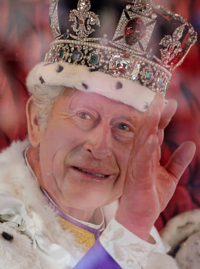 Король Карл III приветствует толпу по пути в Букингемский дворец