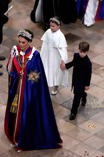 Принцесса Уэльская Кейт Миддлтон (слева), принцесса Шарлотта и принц Луи на церемонии коронации