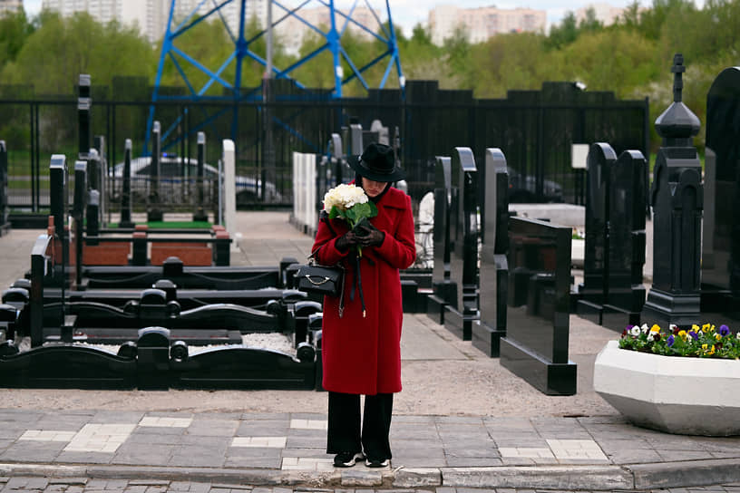 Модельера похоронили на Троекуровском кладбище
