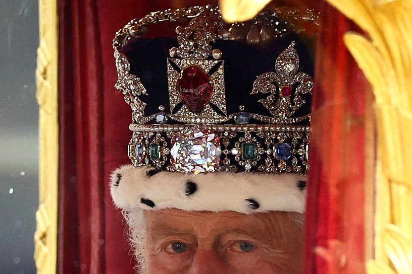 Корона Святого Эдуарда, которой короновали Карла III, содержит 400 драгоценных камней, включая рубины и сапфиры