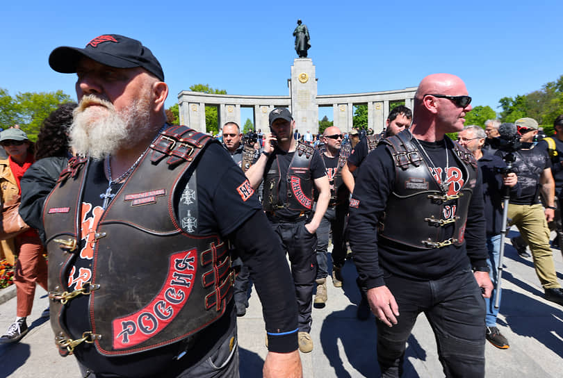 Члены мотоклуба «Ночные волки» на праздновании Дня Победы в Берлине