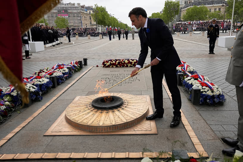 В Париже президент Франции Эмманюэль Макрон зажег пламя на Могиле Неизвестного солдата под Триумфальной аркой 
