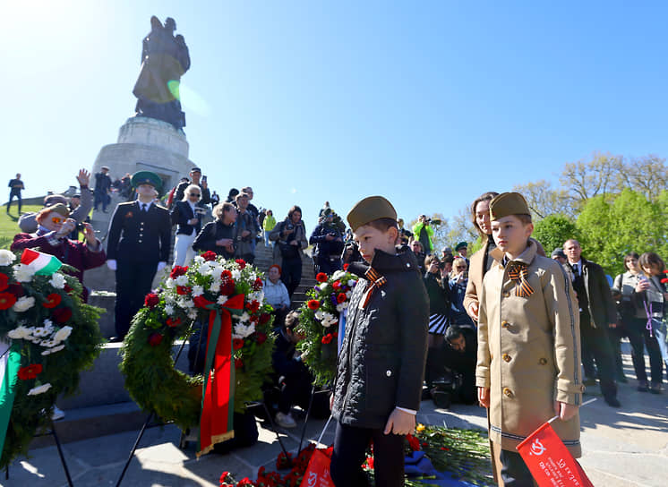 В восточной части Берлина прошла церемония возложения цветов к мемориалу советским воинам в Трептов-парке 