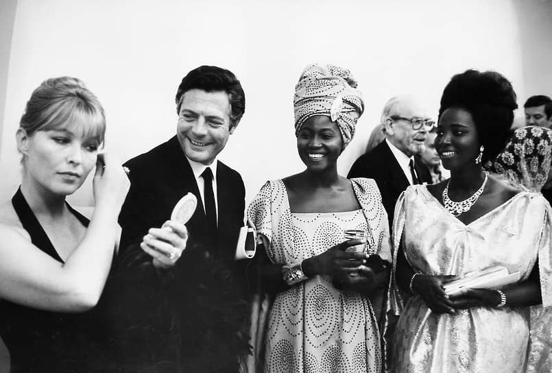 «Меня всегда занимал вопрос: что происходит в головах людей при виде актера или актрисы, которыми они восхищались в кино?» &lt;br>
На фото слева направо: Марина Влади, актер Марчелло Мастрояни и актрисы из Сенегала на Московском кинофестивале, 1969 год
