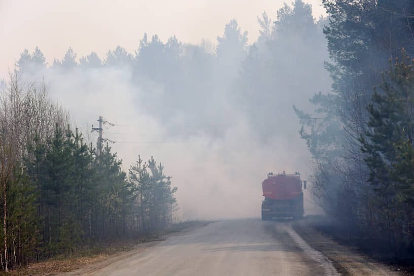 Дым на проезжей части в Асбестовском городском округе Свердловской области