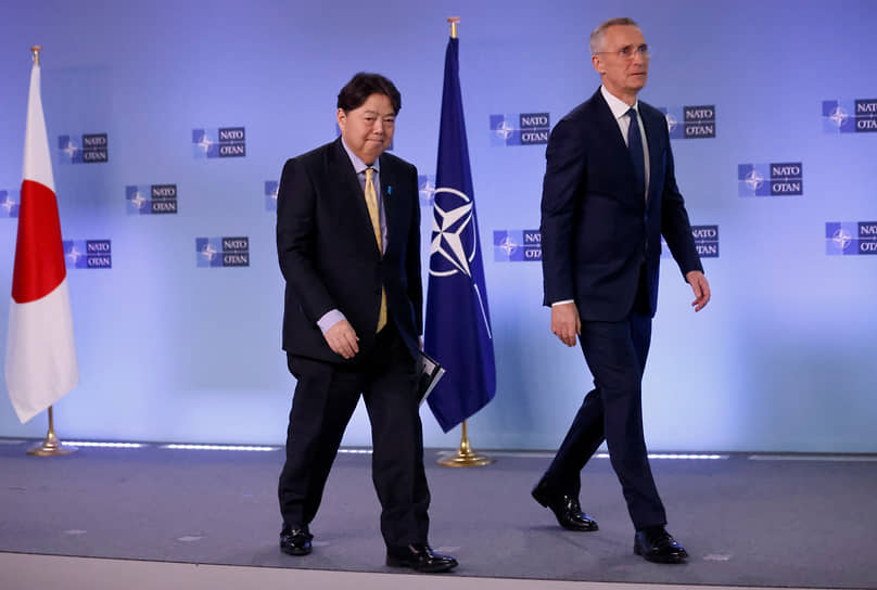 Генеральный секретарь НАТО Йенс Столтенберг (справа) и министр иностранных дел Японии Ёсимаса Хаяси