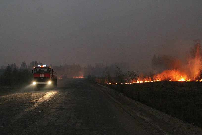Пожарный расчет недалеко от поселка Богандинский Тюменской области