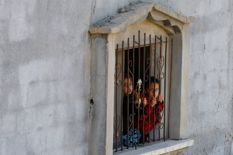 Сектор Газа. Дети в окне жилого дома